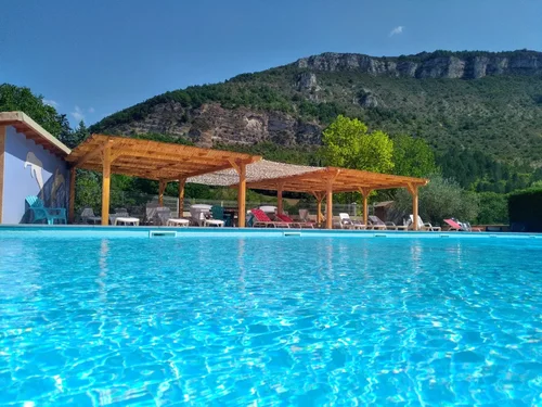 Piscine extérieure et ouverte du Camping Saint-Martin, Millau en Aveyron